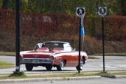 Det kjører en veteranbil borti veien der, det er en Ford Thunderbird fra 1962