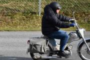 Mens jeg teller fyker det en moped forbi, jeg er helt sikker på at det var en veteran