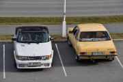 Men her står det også en veteran, det er en Saab 900 L Cabrio fra 1990. Fotograf han også og kjører en staselig bil