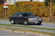 Jeg er litt usikker, men tar et bilde allikevel, og her ble det full klaff. Bilen er faktisk en veteran i år, vi ser på en Mercedes Benz 560 SEL fra 1991