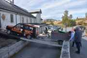 Men bilen er lett og hengeren er tung og rampen er litt glatt