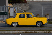 Nå håper jeg du husker om hva jeg skrev om panseret på disse bilene her som ikke er så lett å se i profil. Du må også kjøre pent med din Renault 8S fra 1969 og ikke glem at gult er kult