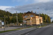 Men nå har vi kommet til Grua stasjon som ble åpnet som stoppested i 1901, ett år før hele Gjøvikbanen sto ferdig
