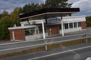 En nedlagt bensinstasjon, men hvorfor er den ikke gjort om til en ladestasjon for El-biler? Vi kan bare lurer litt på det, tror jeg vet svaret her oppe