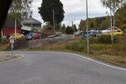 Her pleier jeg normalt og svinge inn, men nå kjører jeg rett forbi. Men nå stod det mange spennende biler her da
