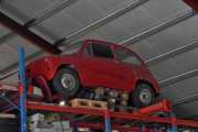 Vi går inn og tar en titt også, høyt der oppe tror jeg at vi ser på en Fiat 600 D fra 1960 åra en gang. Men vi har en som ligner også, men her blir jeg mer usikker, det er NSU-Fiat Neckar Jagst 2