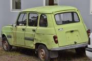 Men her ute står det en bil som er spesiell og har sett sine beste dager, en Renault 4 Safari er ikke noe du ser hver dag. Den ble produsert i 1975 som en 1976 modell og det som skilte den ut var at den ble levert i lyse farger med svarte sidespeil, dørhåndtak og gummikledning
