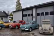 Her konsentrerer vi oss om de to Renault Dauphine som står i midten, de andre tar vi senere. den til høyre er en 1961 modell og den røde er en 1962 modell som også har vært med i Monte Carlo Challange i 1998