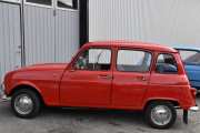 Like før jeg må dra videre til Brandbu så dukker det opp en Renault 4 som er så blank at jeg kan speile meg. Men nå har jeg det litt travelt så vi kikker litt nærmere på bilen når den kommer til Brandbu