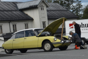 Dette krever et ekstra bilde, Padda er fra 1966 og lagersjefen har hodelykt på seg. En planke er brukt for å få panseret ekstra høyt opp og det ser ut som han skrur på blinklyset