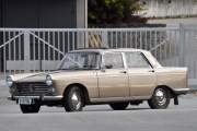 Neste bil som kommer inn er ikke en Renault, men det er en franskmann og en veteran. Vi ser en Peugeot 404 fra 1968 og tar den med