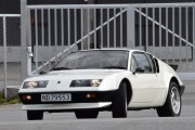 Men så kommer det noen Renault-er, det er Martin som kommer i sin Renault Alpine A310 fra 1980