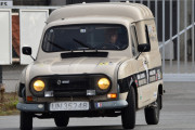 Rett bak kommer hans far i sin Renault F4 fra 1983, og F står for Fourgonnette
