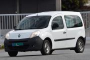 Neste bil som kommer inn er ikke en veteran, men allikevel en Renault og da slipper han ikke unna. Det er en Renault Kangoo II fra 2008