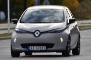 Jeg vet at det har kommet en ladestasjon her, men han ladet ikke så jeg tok bilde. Det er en Renault Zoe fra 2017, en av modellene som gjør Renault enda større
