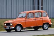 Men nå kommer det to karer som overasker meg litt i en ukjent bil. Jeg ser at det er en Renault 4, men den fargen da...