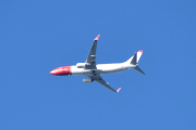 Norwegian flyr over med sin Boeing 737-800, mens jeg står her