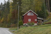 Dette bygget som sikkert var en låve før, følger jeg litt med på. Nå har den hugget ved til vinteren, og det tror jeg alle gjør nå...