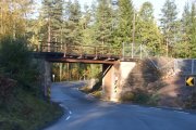 Harestuvannet ved riksvei 4 i Lunner kommune. De fleste som kjører forbi vannet, har kanskje aldri stoppet her, i alle fall ikke etter at veien ble lagt om til vestsiden av vannet. Den "nye" veistrekningen har elggjerder og ingen parkeringsmuligheter, men tar man den gamle veien på østsiden er det flere steder som innbyr til en stopp. Her er det fine badeplasser og fiskeplasser