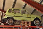 Hvis du lurer på hvordan en Renault 4 Safari kan komme helt opp der, så er svaret - med en truck