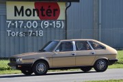Men her kommer det en kjenning, det er en Renault 30 TX V6 Injection A fra 1981. Legg merke til at den har nakkestøtter i baksete også