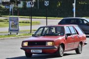 Men her kommer det en bil fra den andre veien, det er en Renault 18 TS fra 1980