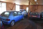 Her står det en Renault Clio til og en kjenning i kroken, som er en Renault Juvaquatre, hvis jeg husker rett