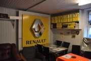 Vet dere at det er en Café-Restaurant Dauphine i Amsterdam? Cafe-Restaurant Dauphine ligger i den tidligere Renault-garasjen overfor Amstel-stasjonen. Navnet 'Dauphine' refererer til den vellykkede Renault-modellen fra 1950-tallet og kan beundres på terrassen vår - skriver dem