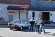 Legg merke til trønderne når en Renault 25 kjører forbi dem, det er bare Renault 10 som gjelder for en av dem :-)