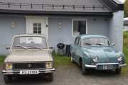 Men nå er jeg ved mitt første mål, og da har jeg muligheten til å parkere ved siden av en Renault Dauphine fra 1961. Det er 14 års aldersforskjell og du ser forskjellen