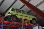 Du må løfte blikket når du er her inne, for i høyden finner du en Renault 4 Safari. Antagelig fra 1970 åra