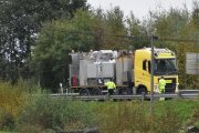 Vegmerking deles i to typer, langsgående merking som i stor grad gjøres maskinelt og tverrgående merking som i stor grad må utføres for hånd. Da er vi ikke i tvil om hva som skjer her