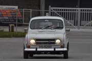 Men nå må jeg snu meg, jeg hører en Renault 4 fra 1971. Kommer rett fra Innlandet spør du meg