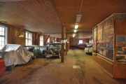 Men nå må vi ta en tur inn på Brandbulåven eller Andfossen Bruk som det het i gamle dager. Her har det stått papir og trykkemaskiner helt til 1934. Det eldste vi ser her nå er en Citroën 11 C fra 1956