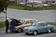 Når en Renault har panseret åpent kan det bety to ting, enten så vil han vise fram motoren sin, eller så er det noe smårusk som må fikses