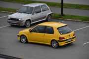 Men nå må vi følge med, det kommer en Peugeot 106 Rallye 16V fra 1999. Jeg lurer på hvor han vil parkere...