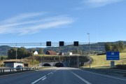 Så kommer vi til Granstunnelen fra 2017, denne tunnelen lever skal jeg love deg. Her skal det monteres om lag 30 ekstra fjellbolter bak det støpte tunnelhvelvet