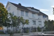 Hvorfor jeg kjørte rett forbi er at jeg ville se om tegneseriemuseet i Brandbu var her enda. Tegneseriemuseet ble åpnet i 1996 av Norsk Tegneserieforum i Langes gate 7 i Oslo. Museet ble i 2000 flyttet til det gamle avishuset "Hadelandsgården" i Brandbu