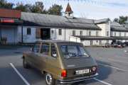 Så da registrerer vi den første bilen her, det er en Renault 6 TL fra 1975. Den modellen tror jeg blir alene her i dag
