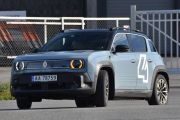 Og her kommer bil nummer tre på treffet, en Renault 4 E-tech Electric august 2025. Ikke gamle karen dette her, da mener jeg bilen