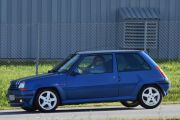 Så kommer bil nummer fire, det jeg ser med en gang er at det er en Renault 5