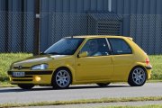 Men her kommer det en franskmann, det er en Peugeot 106 Rallye 16V fra 1999. Den har jeg sett før