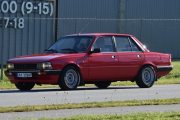 Her kommer det en franskmann, det er en Peugeot 505 Turbo Injection fra 1988