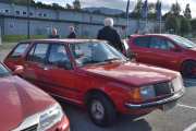 Så ser jeg bil nummer 13, det er en Renault 18 TS fra 1980. Han som kjører er vår gruppeekspert, så jeg får høre det hvis jeg skriver noe feil