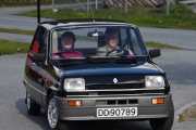 Men når jeg ser nærmere på panseret og innsuget, så kan det også være en Renault 5 Gordini Turbo. Den må vi holde åpen