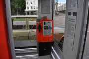 Som vi ser er dette et telefonapparat av den eldre typen men telefonkiosken har ikke tråder i vinduet. Legg merke til det brukne telefonrøret og den tykke boken oppe på apparatet. Kan vanskelig se at dette kan bli en fin Lesekiosk