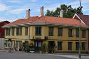 Bøgata 6, dette er et gammelt hus fra 1868 og da var det en tobakksforretning der og huset ble restaurert i 1984