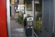 Samme telefonapparatet her også, så da drar vi videre. Vi har jo funnet alle Lesekioskene. Dette blir da den røde telefonkiosken nr. 11, da har vi seks igjen