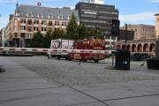 Vi må kjøre litt rundt for å komme til neste telefonkiosk, her passerer vi Youngstorget som ble anlagt i 1846. Torget er oppkalt etter kjøpmann, grosserer og stortingsrepresentant Jørgen Young i 1951, før det het det Nytorvet