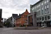 Vi tar en liten runde rundt Christiania Torv når vi først er her. Vi ser byens eldste rådhus fra 1641 og en moderne utforming av gapestokken som ble brukt ved offentlig pisking av forbrytere